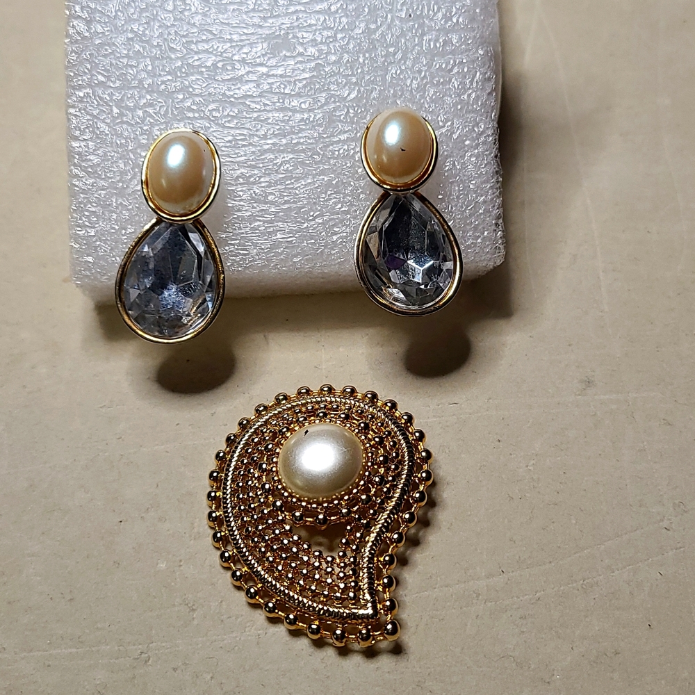 Brooch with earrings